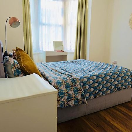 Two Bedroom Flat Near Transport & Shops Londra Esterno foto