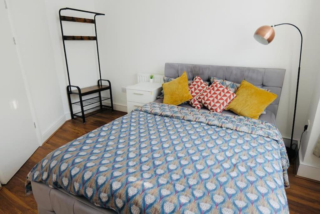 Two Bedroom Flat Near Transport & Shops Londra Esterno foto