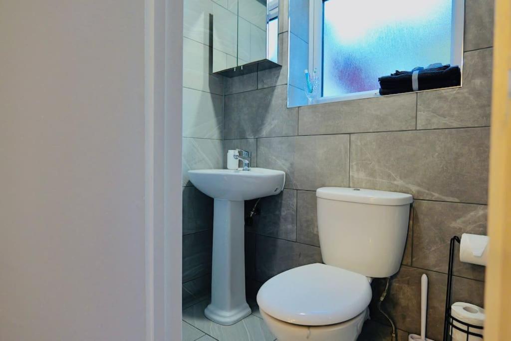 Two Bedroom Flat Near Transport & Shops Londra Esterno foto