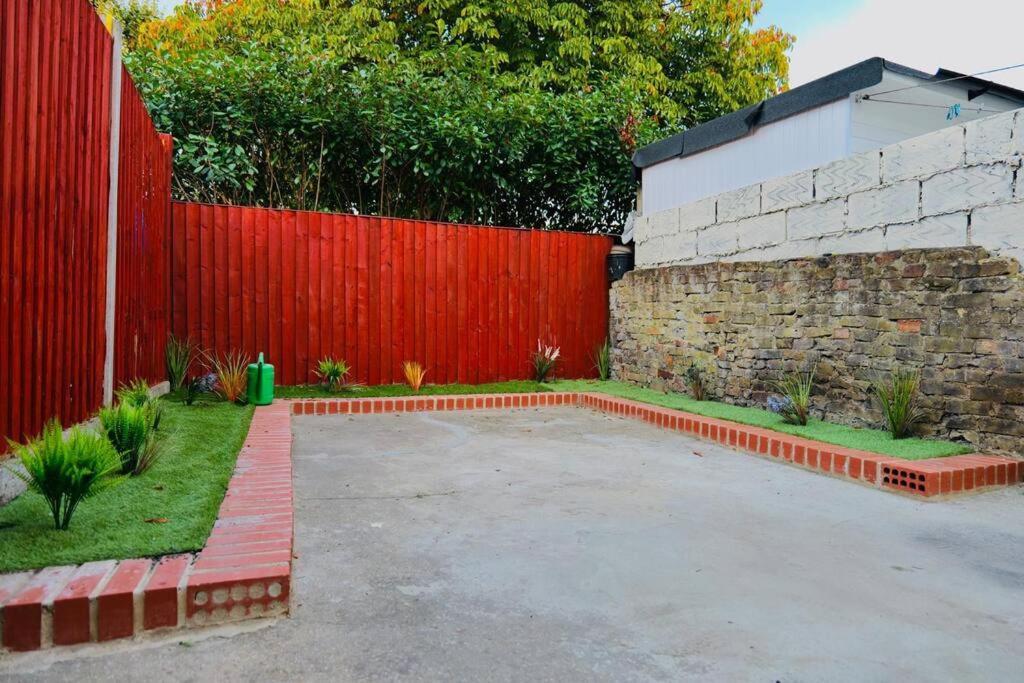 Two Bedroom Flat Near Transport & Shops Londra Esterno foto
