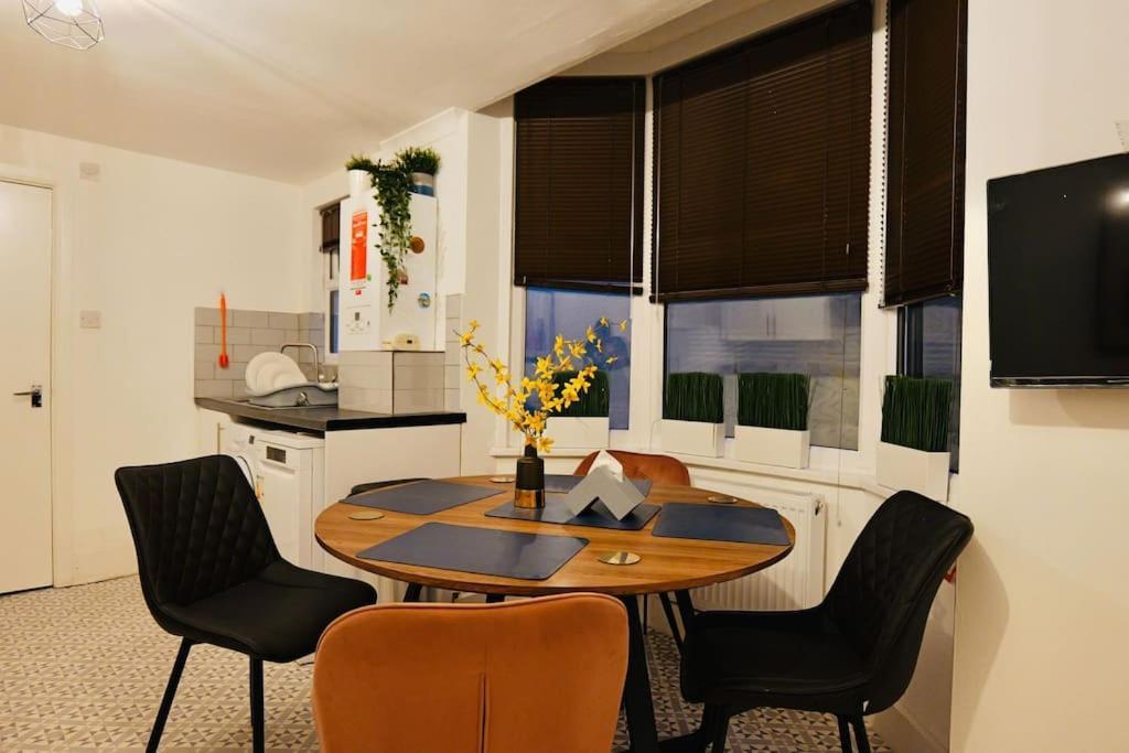 Two Bedroom Flat Near Transport & Shops Londra Esterno foto
